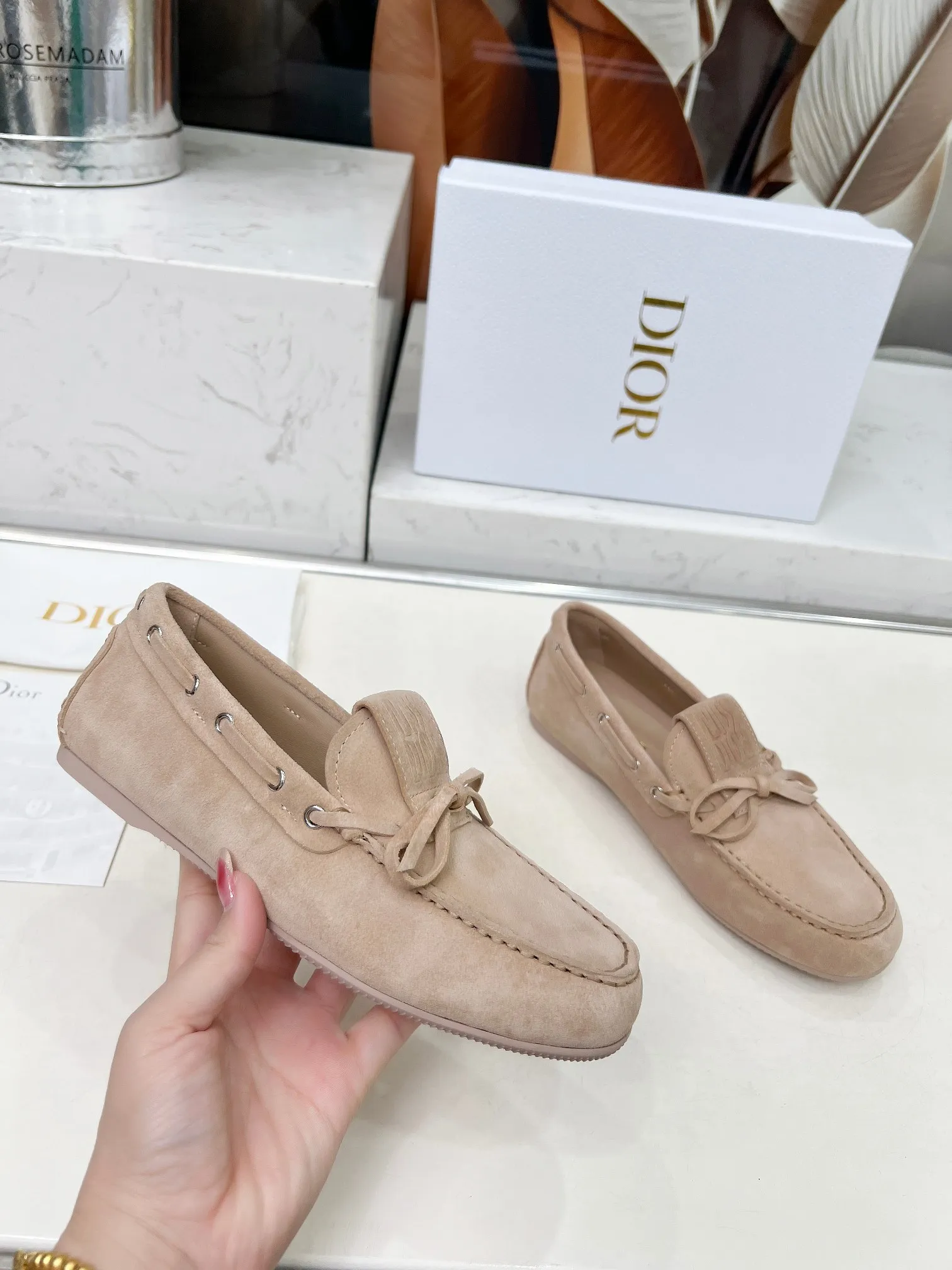 👟👟Ex-factory price 500👟👟 Dior's new spring and summer ultra-light jelly series loafers are brand new. The layout strives to create fashionable classic items. New products created at the first substantial show of Paris Fashion Week. The inspiration is cleverly combined by the D chief designer on the perfect shoe shape. Paired with brand buckles, it is even more fashionable! Original version, perfect and exquisite workmanship!  ✔️Upper: original fabric ✔️Inner lining: imported sheepskin lining ✔️Sole: original outsole ✔️Size: #35-41 (40 41 customized items are not returnable)
